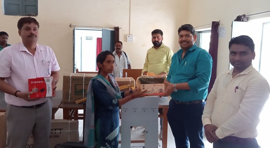 mahila,adhikari,machine