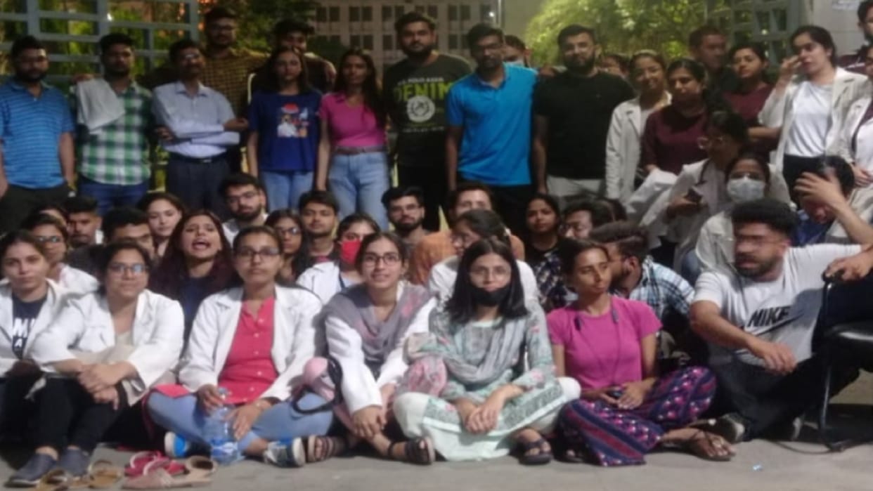 Muzaffarnagar News : Demonstration of trainee doctors at the medical gate