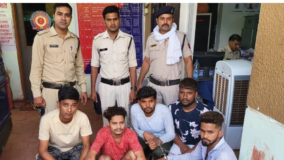 Indore: The customers who were reduced in their own shop, gave the betel nut to kill the neighboring shopkeeper, the police arrested them before the incident