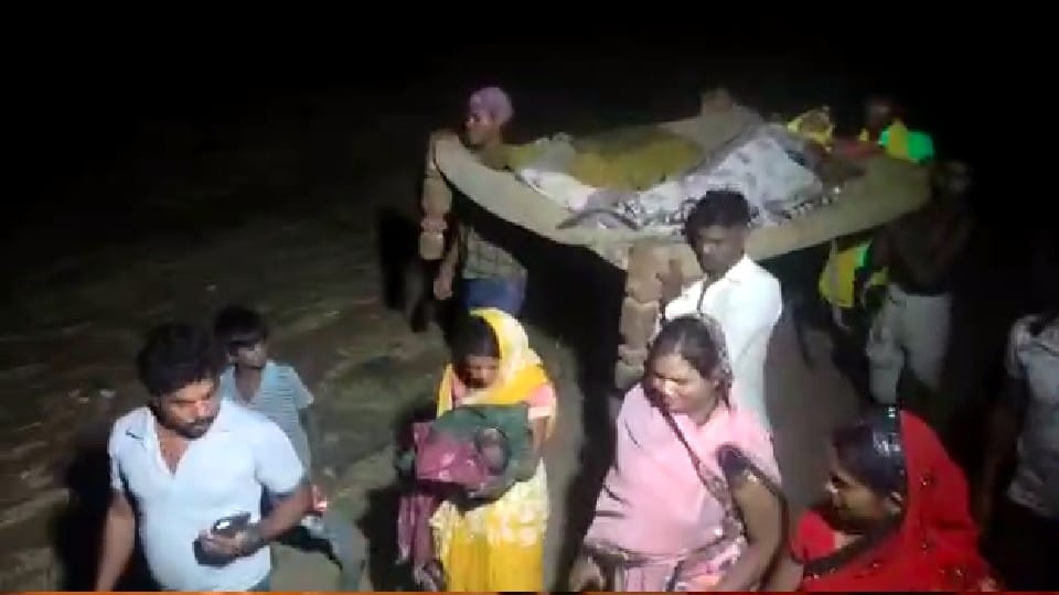 Chhindwara News: When the ambulance did not reach the village, the pregnant was being brought on the cot, the delivery was done on the way
