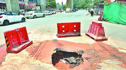 ताज व्यू तिराहे के पास सड़क पर गड्ढा