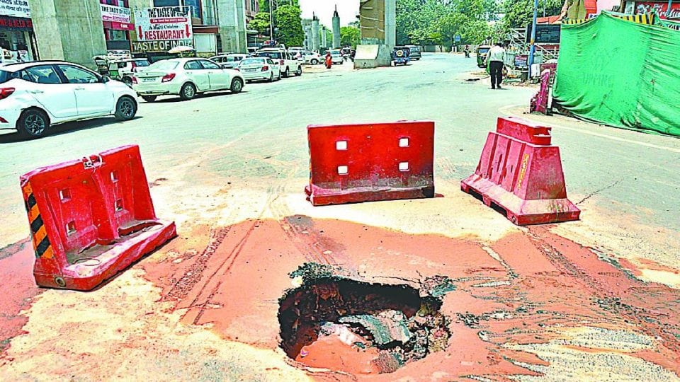 pothole again occurred on Fatehabad Road in Agra