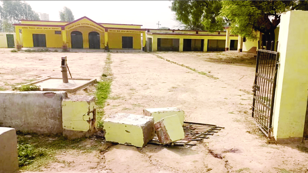 Pratapgarh: Case registered against unknown people in case of death of girl student due to collapse of school gate