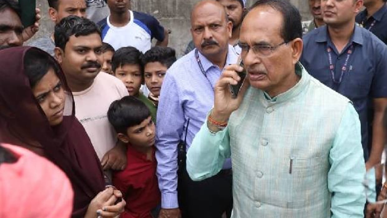 Bhopal water crises: Seeing people standing with water utensils, CM Shivraj stopped the convoy, called the corporation commissioner