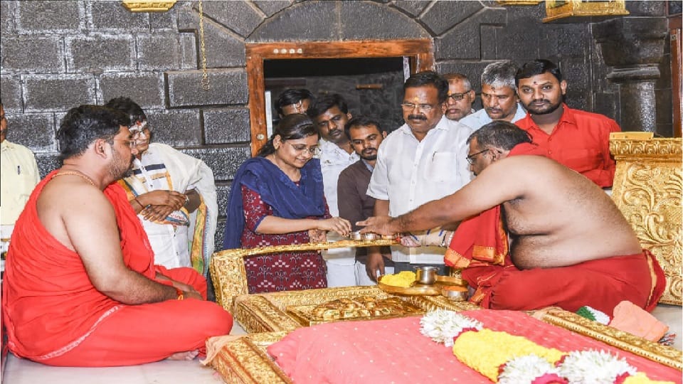 Shirdi Saibaba temple Devotee donates gold band worth Rs 2 cr