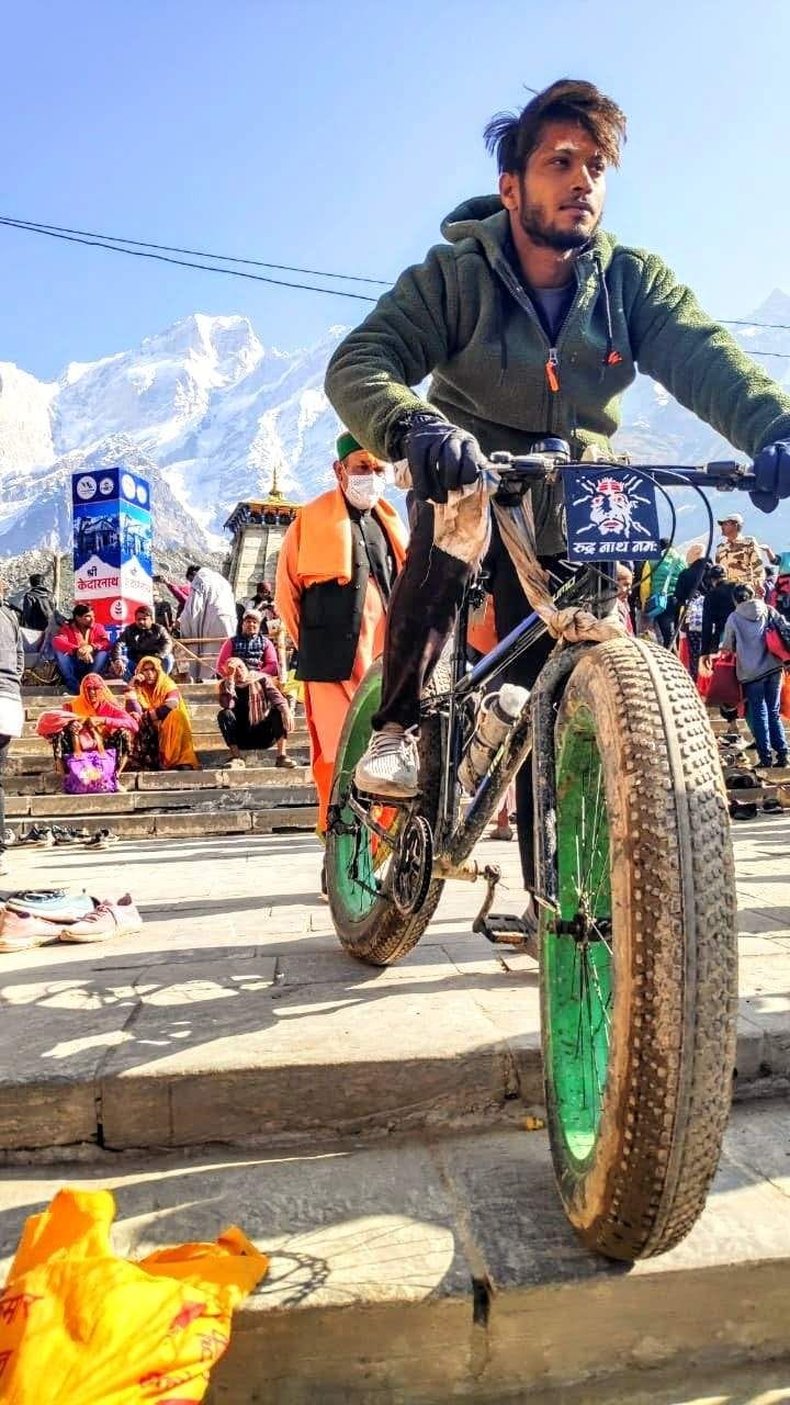 Lavkesh of Ghaziabad set out on a cycle to visit Rudranath
