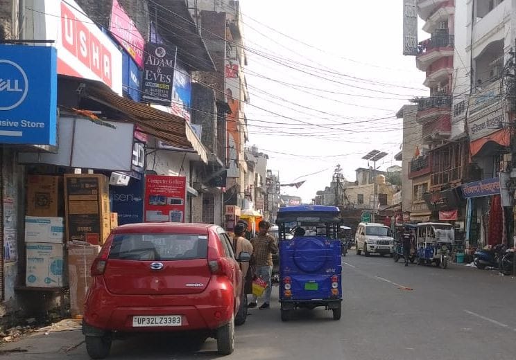 Carts frozen again on the road, goods of shops