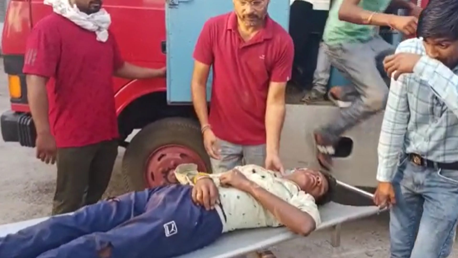 Betul: Fire brigade became an ambulance, the injured lying in the road were taken to the hospital, people admired the spirit of firefighters