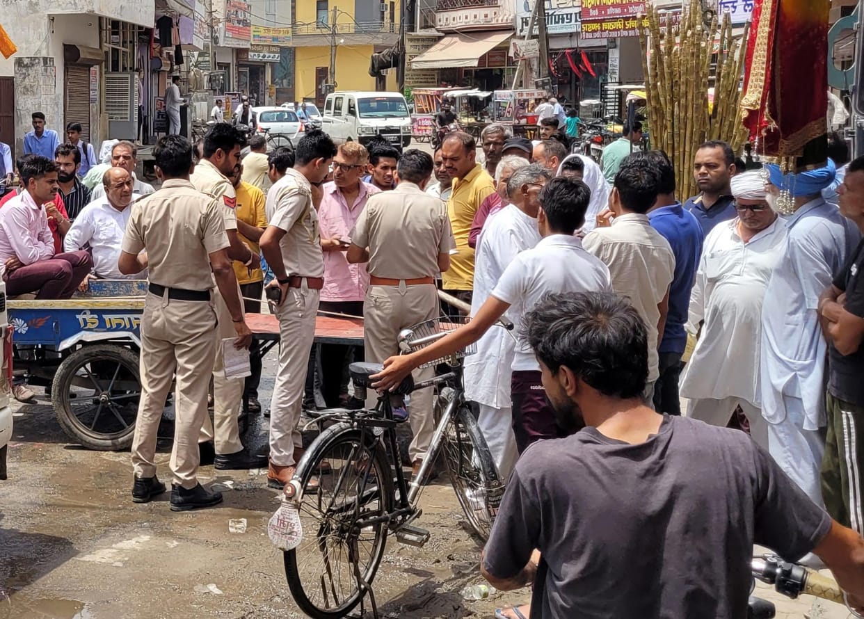 Sewer water flowing on the road, angry people jammed Punjabi Chowk