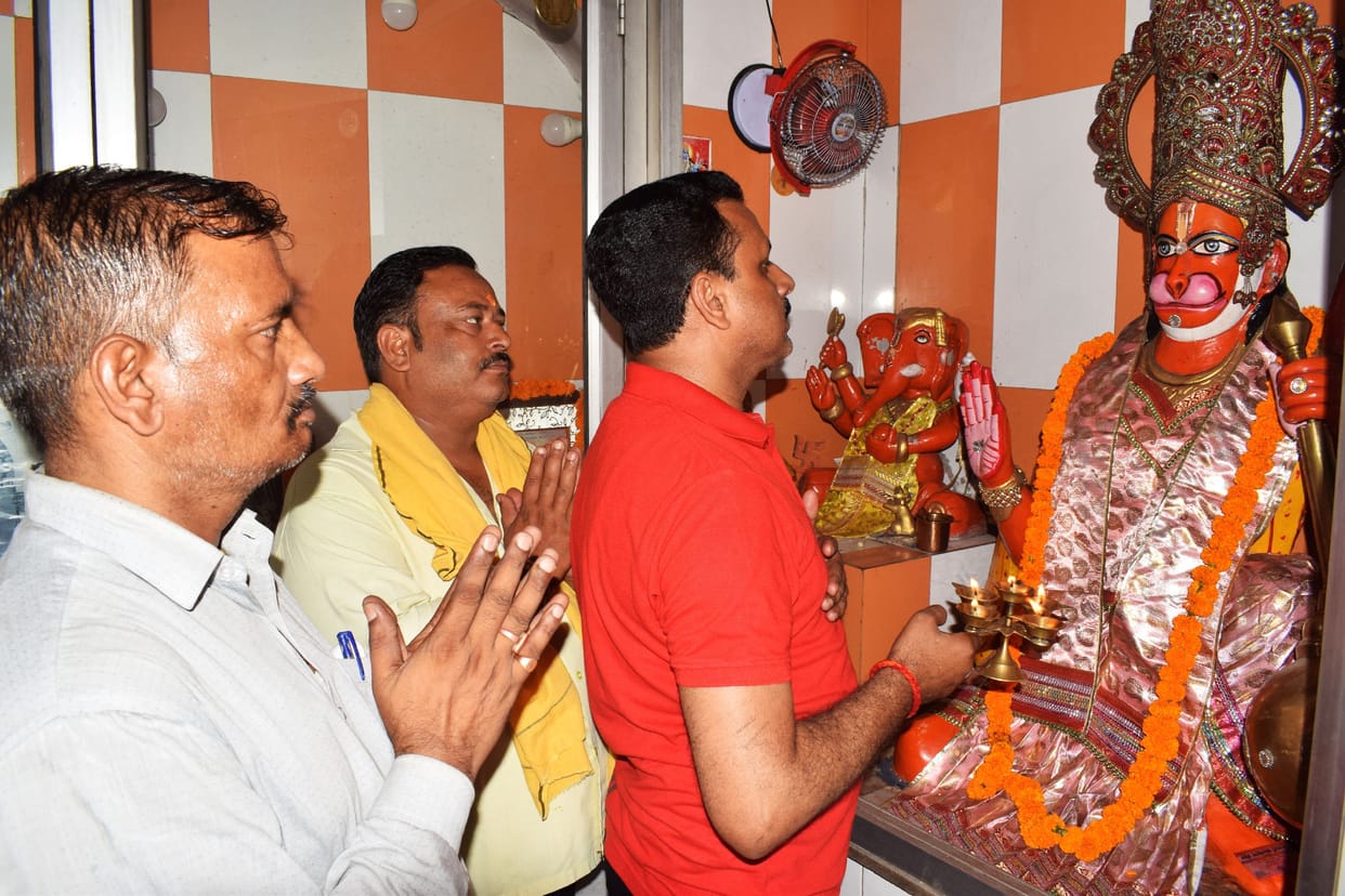 Devotees gathered to worship Hanuman ji
