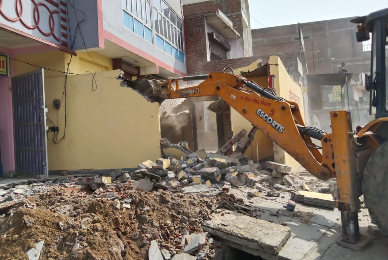atikraman,farrukhabad news,buldoger