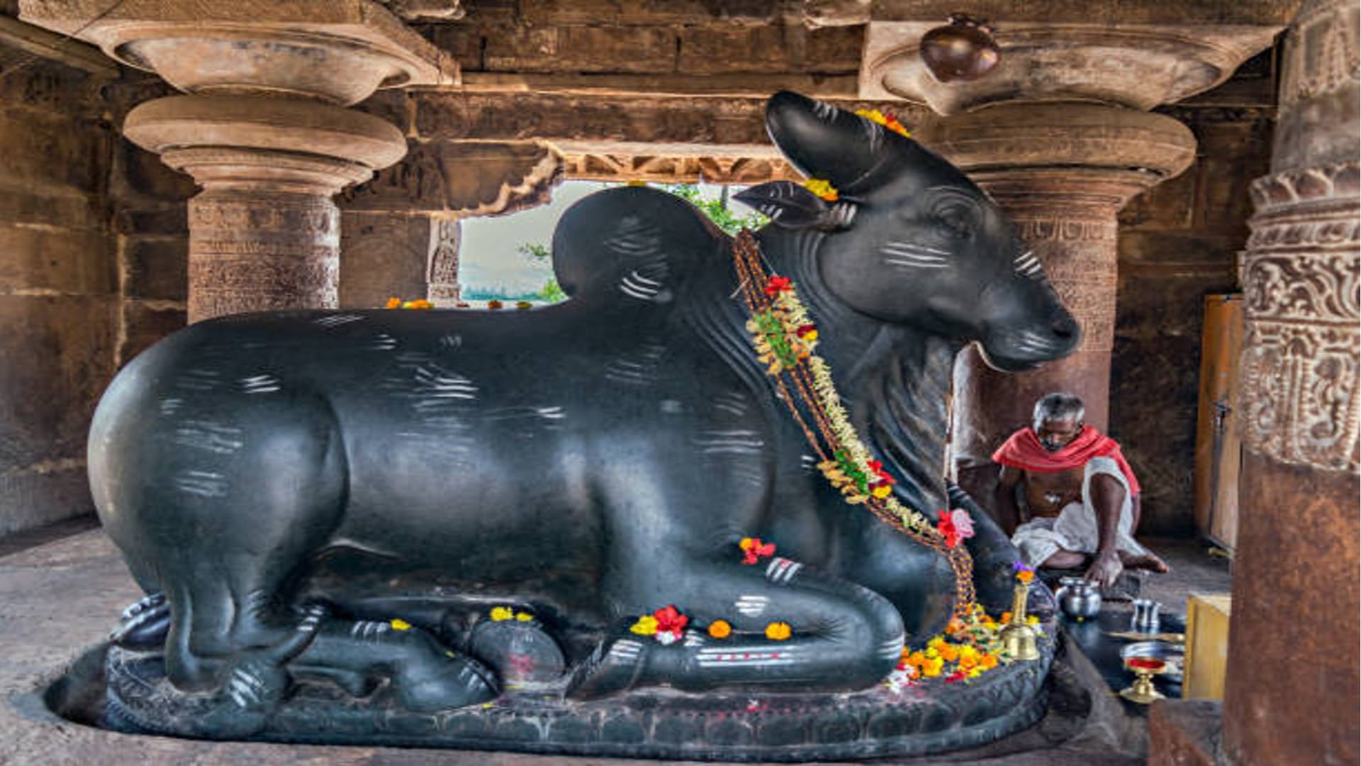 Shiva aur Nandi Know Why Nandi Always Sit in front of Lord Shiva in any Shiv Temple