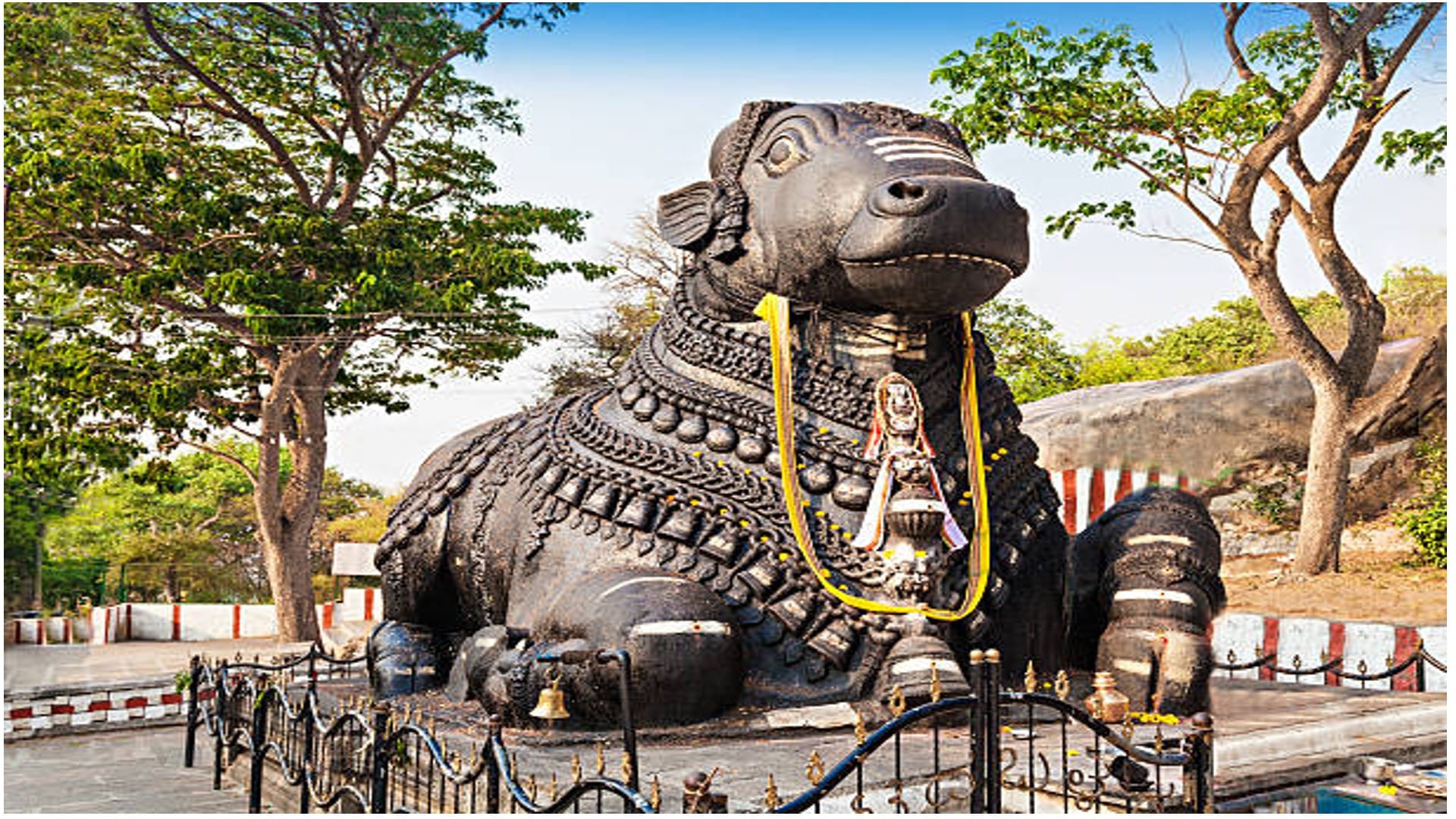 Shiva aur Nandi Know Why Nandi Always Sit in front of Lord Shiva in any Shiv Temple