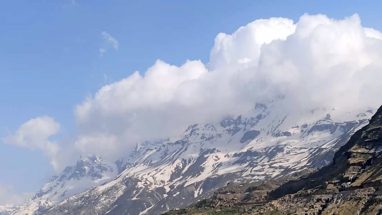 himachal weather update: Light snowfall on peaks, rain in Kullu-Chandraghati, yellow alert for eight districts