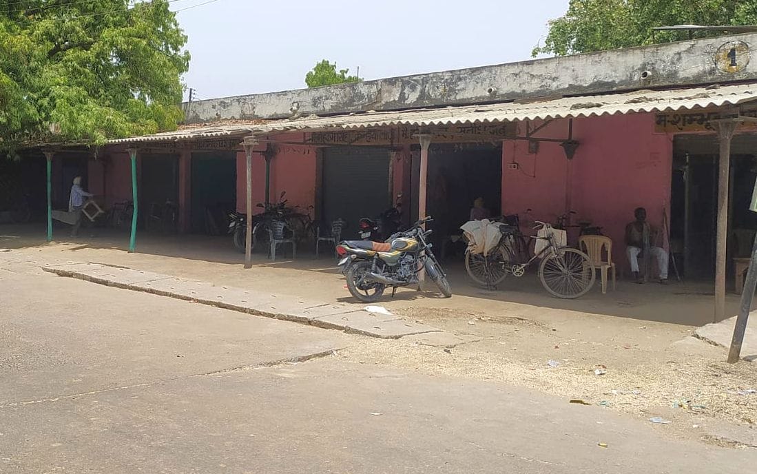 Anger among the agents due to non-landing of trucks stuck at the dargahs, the closure of Galla Mandi