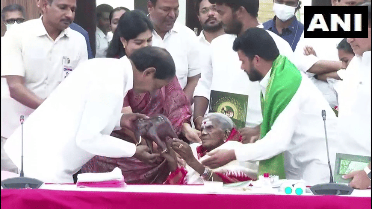 Telangana Chief Minister K Chandrasekhar Rao honored environmentalist Saalumarada Thimmakka