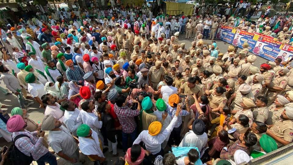 Teachers protest against Punjab govt after farmers in Mohali