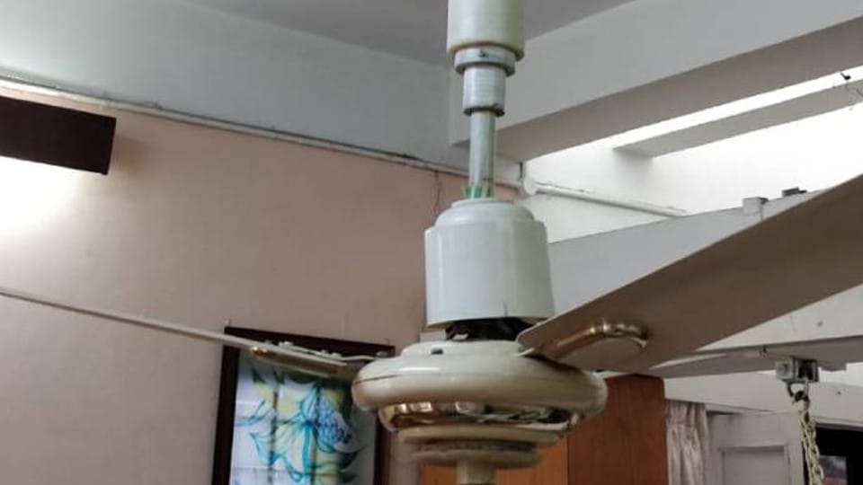 Indore news: Professor made such a fan which will come down as soon as he tries to hang it, ready in three years