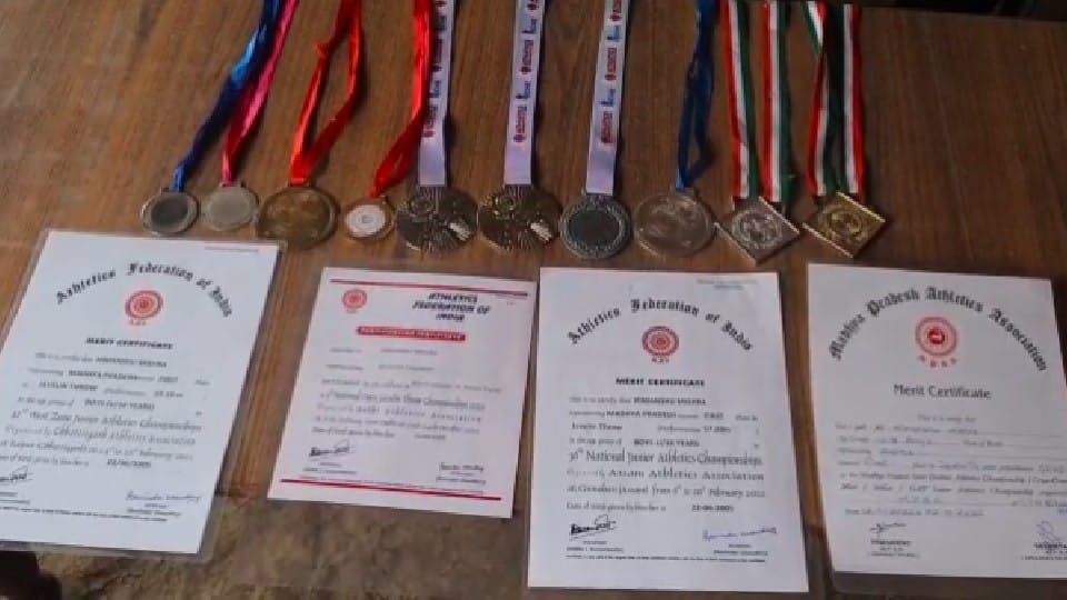 Satna Success Story: Himanshu of Satna will play in Khelo India Youth Games, has won three gold by practicing with a wooden spear