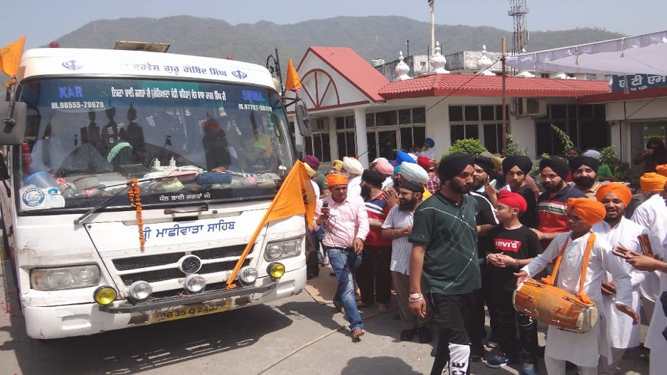 a batch of 250 sikh pilgrims leave for hemkund sahib