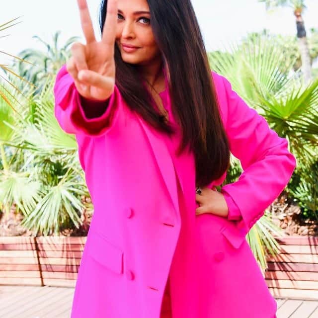 Actress Aishwarya Rai Bachchan Disappoints Cannes Look Troll Makeup Dress Botox Ageing Plastic Surgery News in Hindi