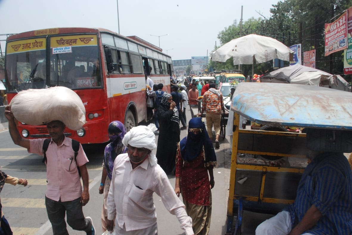 Heavy bus, three wheeler and e-rickshaw drivers arbitrariness on traffic police