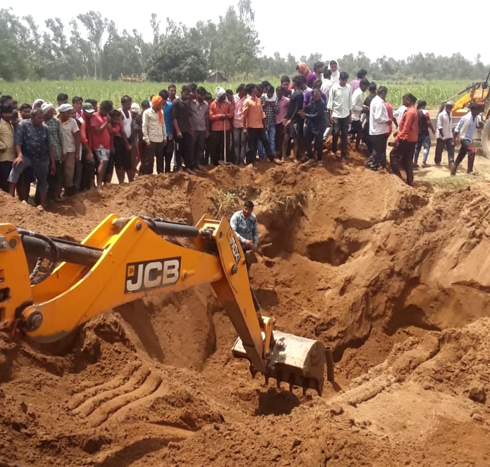 Youth dies due to falling of mud mold in well