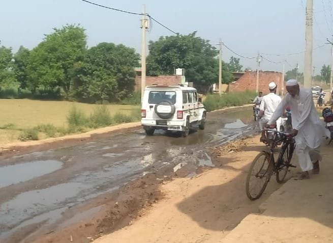 Amar Ujala Campaign: People pass through potholes, the road is named