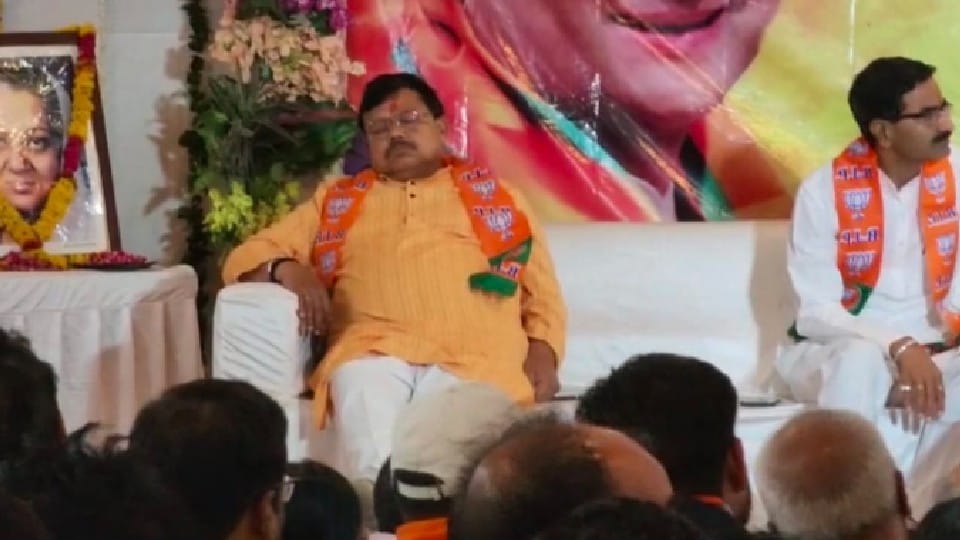 Shivpuri News: Energy minister seen sleeping in BJP workers dialogue program