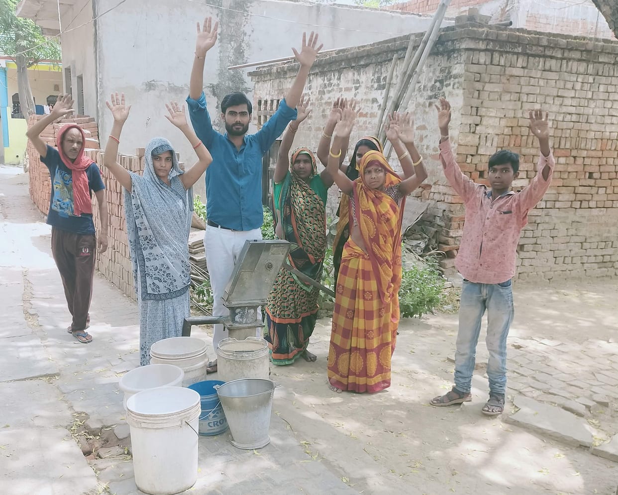 Residents of the entire beggar locality demonstrated for the facilities
