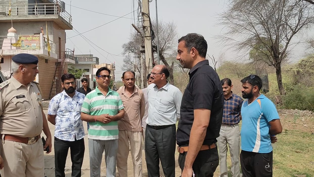 SDM reached Gandhi Nagar to take stock of sewer problems after burning CM's effigy twice in 14 days