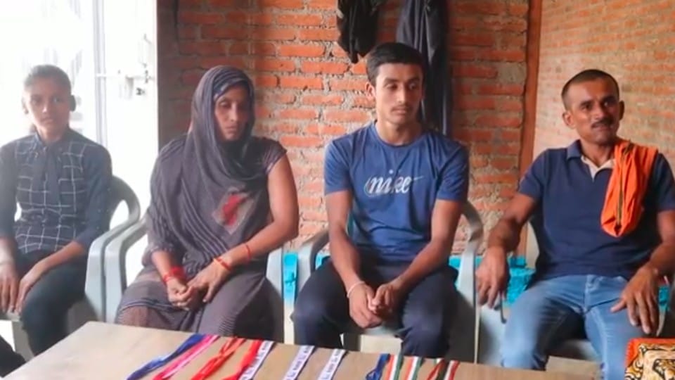 Satna Success Story: Himanshu of Satna will play in Khelo India Youth Games, has won three gold by practicing with a wooden spear