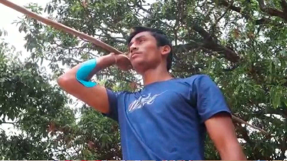 Satna Success Story: Himanshu of Satna will play in Khelo India Youth Games, has won three gold by practicing with a wooden spear