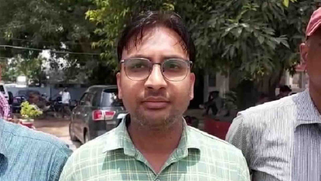 Hardoi: Anti-corruption team caught BSA's Babu taking 10 thousand bribe