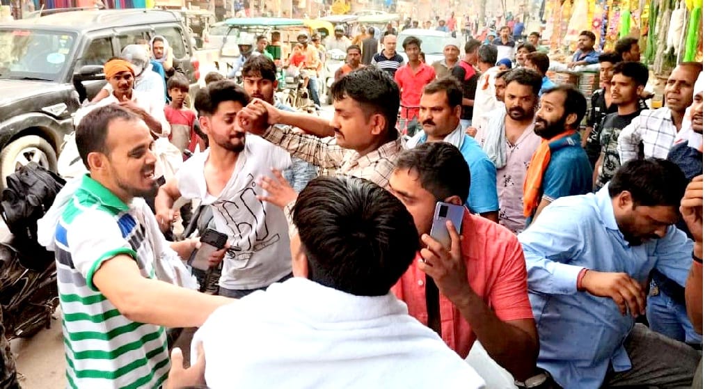 Young man scuffles with soldiers on the road in Unnao, dispute escalated over minor issue