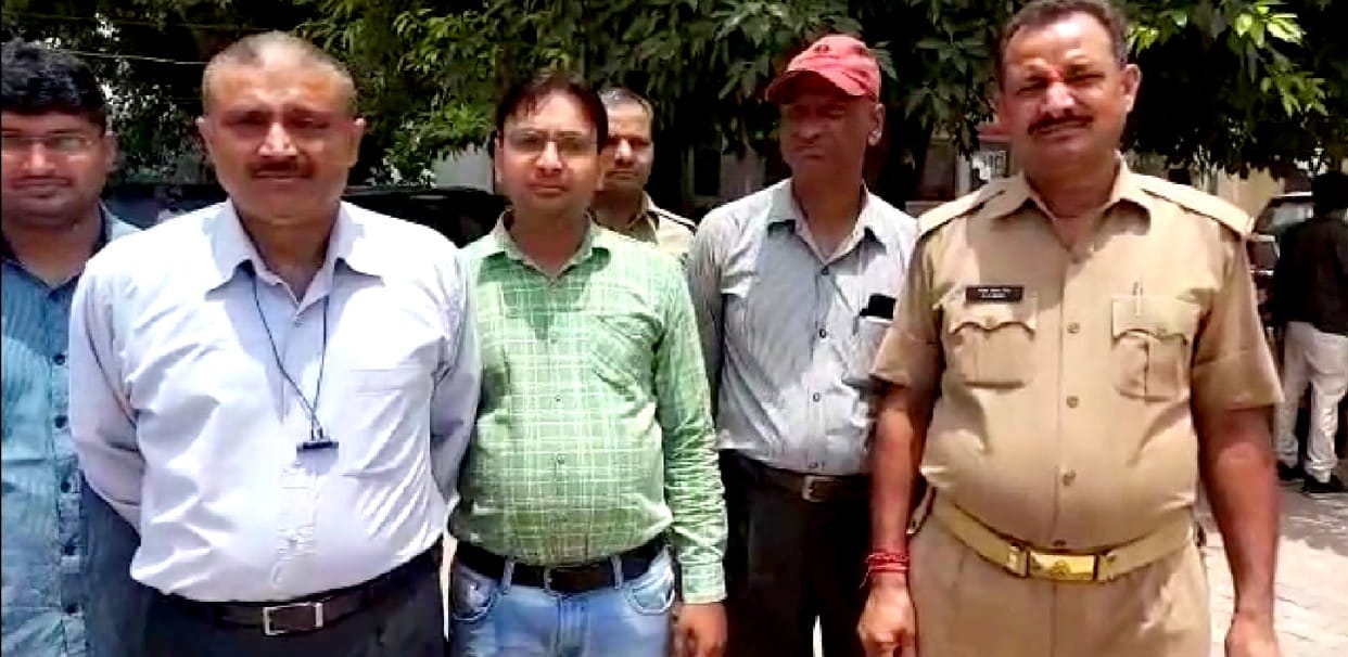 Anti-Corruption team caught Babu red-handed taking bribe in Hardoi, demanded one and a half lakh to get arrears