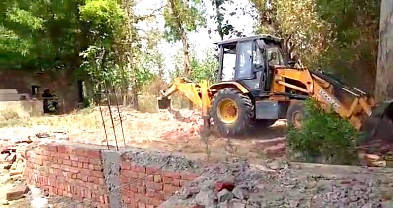 Case of murder of youth after being crushed by car in land dispute in etawah, four people arrested and outpost in-charge suspended