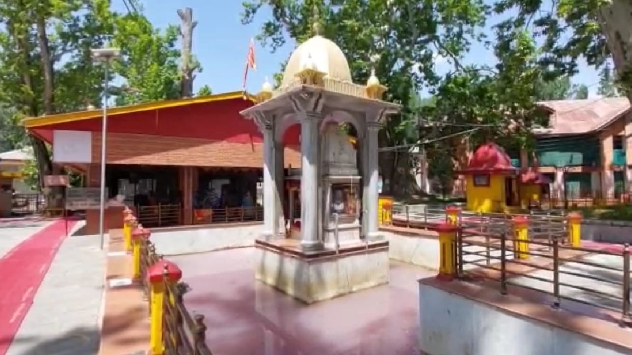 water of Maa Kheer Bhawani water tank turned red Kashmiri Pandits said when situation worsened in 1990 the color turned black