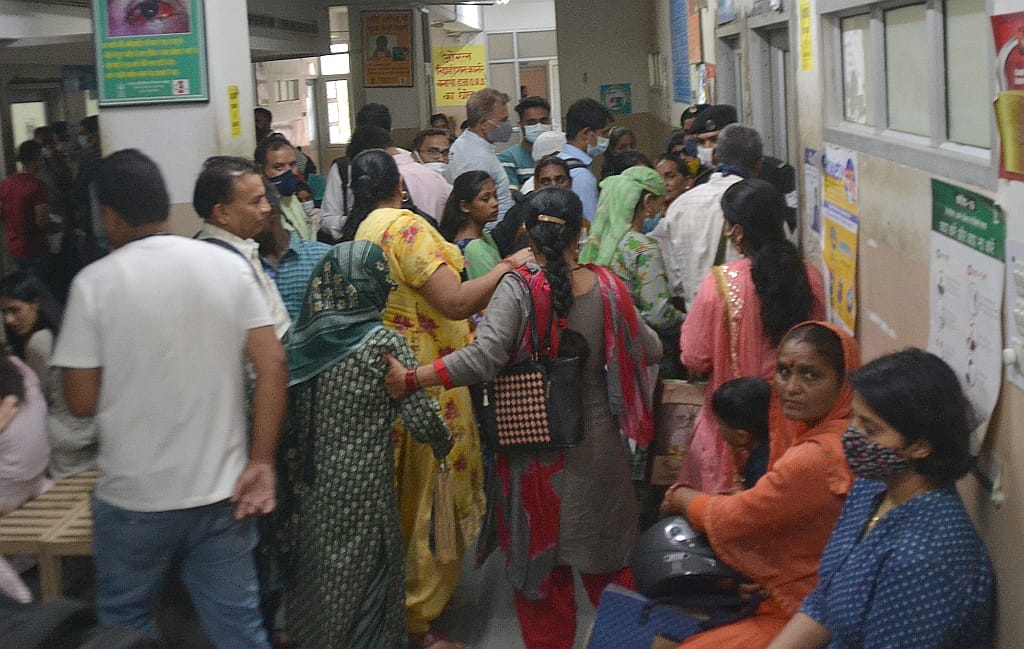 fever patients incresing in medicine opd of nahan medical college due to changing weather