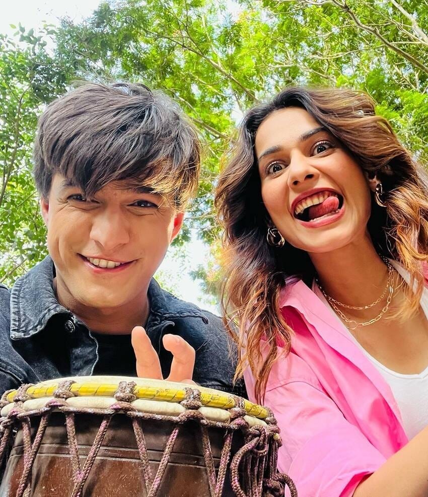 Anupamaa Actress Aneri Vajani Named Mohsin Khan As Momo The Couple Had Fun Tuning In To Pink And Black News in Hindi