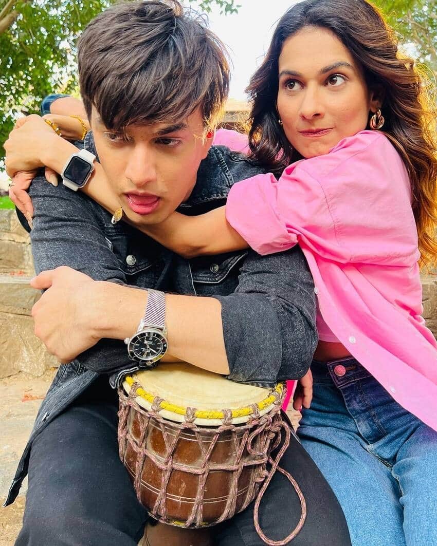 Anupamaa Actress Aneri Vajani Named Mohsin Khan As Momo The Couple Had Fun Tuning In To Pink And Black News in Hindi