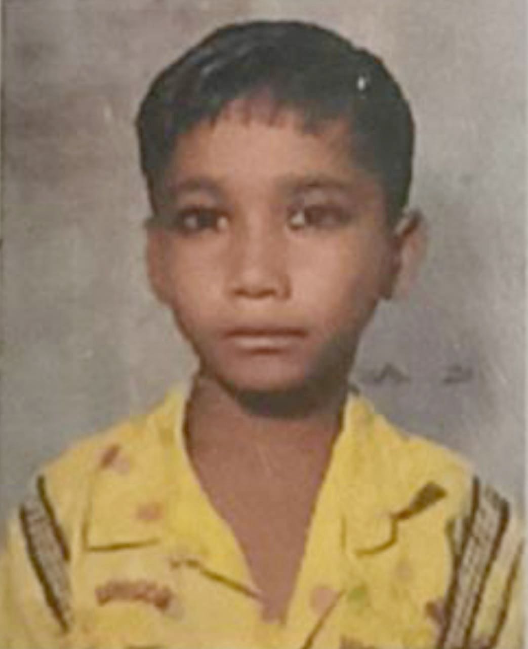 The child acting as Superman dies after tightening the scarf around his neck.