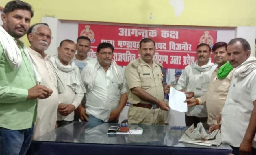 BKU workers demonstrated at the police station