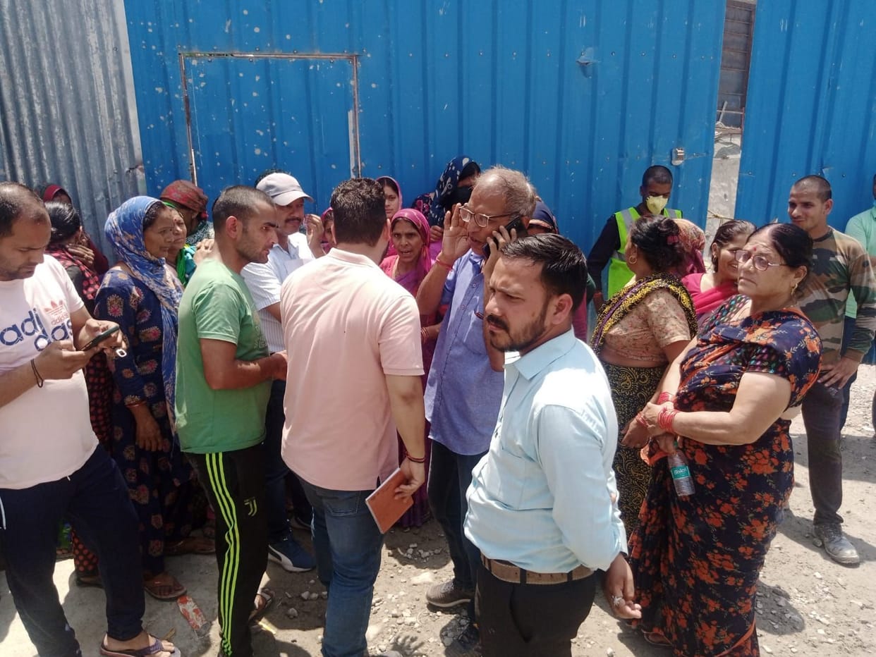 Narkota women stopped the work of rail project
