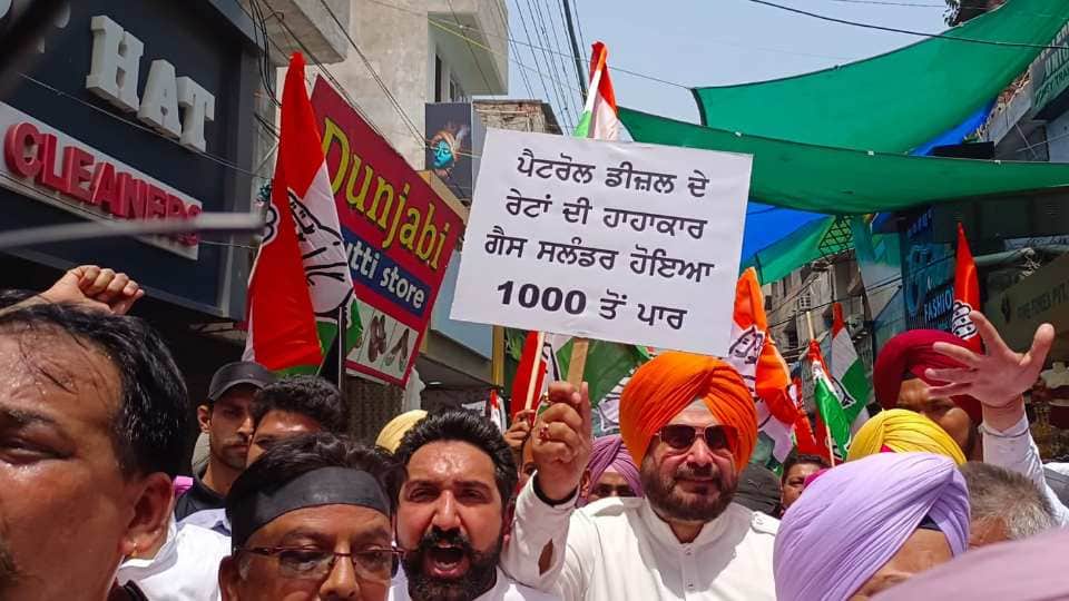 Navjot Singh Sidhu demonstrated against inflation in Patiala
