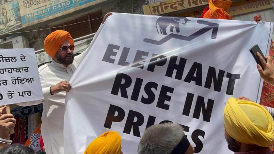 Navjot Singh Sidhu demonstrated against inflation in Patiala