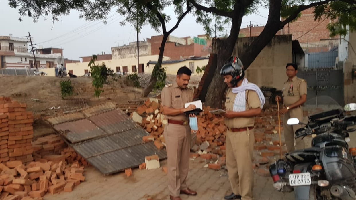 Meerut news: Three laborers were injured by being buried under the wall