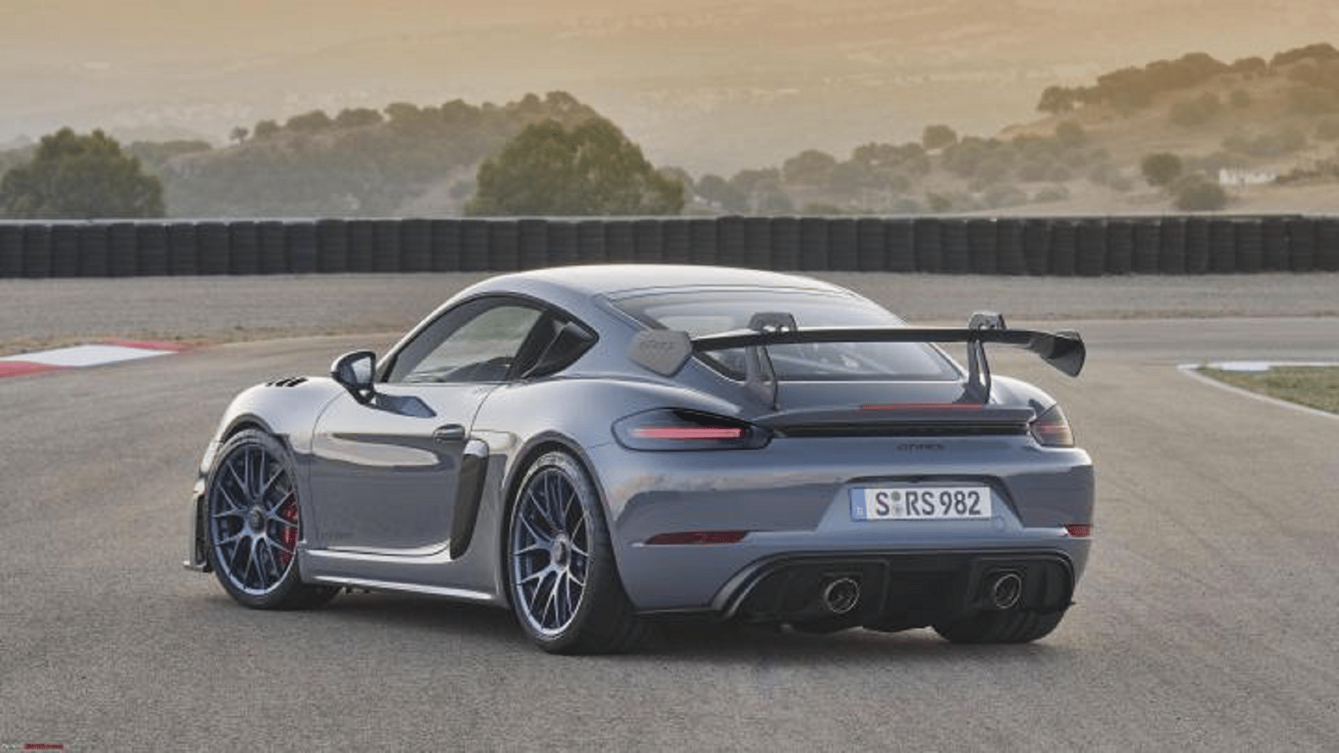 Porsche 718 Cayman GT4 RS Launched in India Know Price Features Specifications News in Hindi