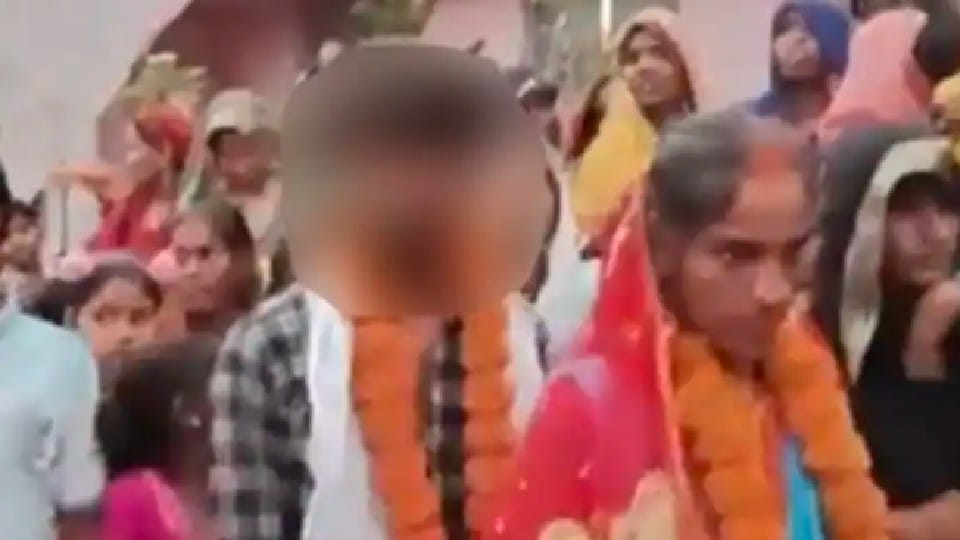 Ajab Prem ki Gajab Kahani: The woman of 32 fought in the panchayat for the lover of 16 years, the sarpanch gave the decree of marriage