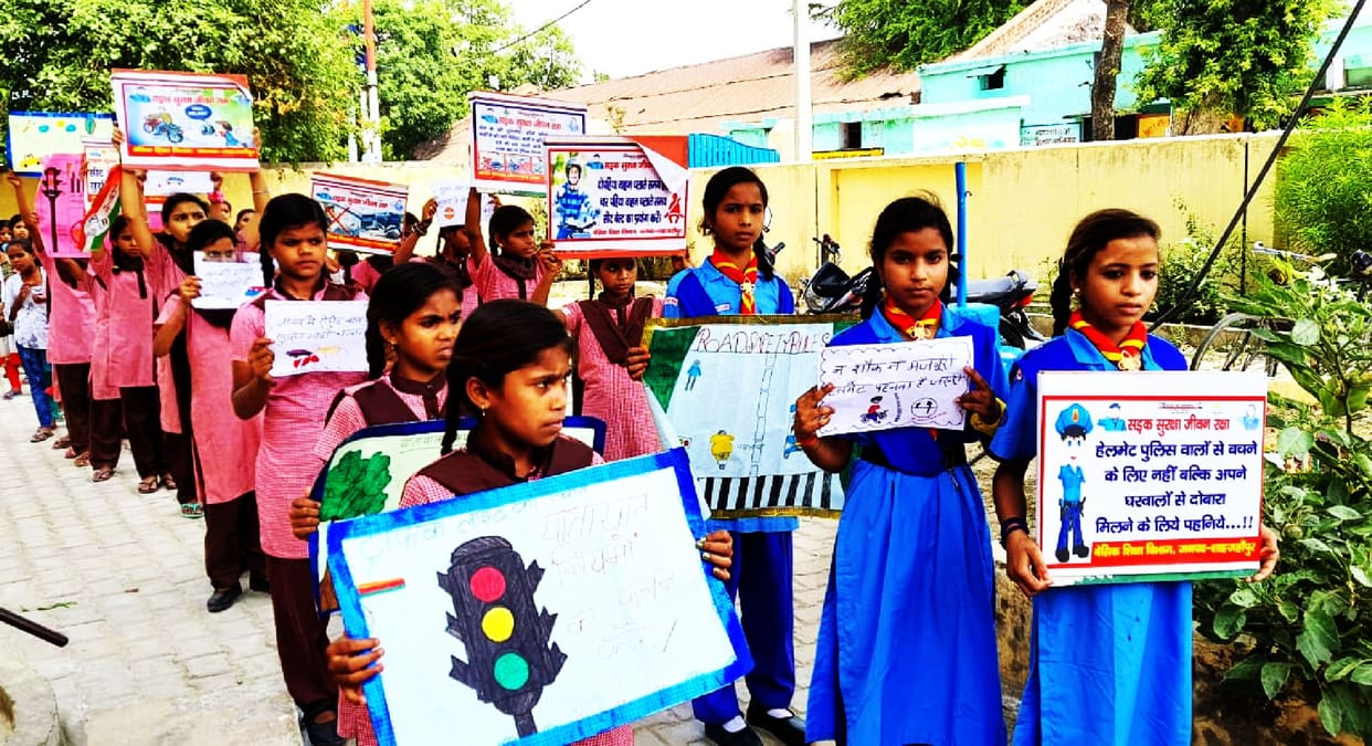 Girls took out a rally for road safety, made aware